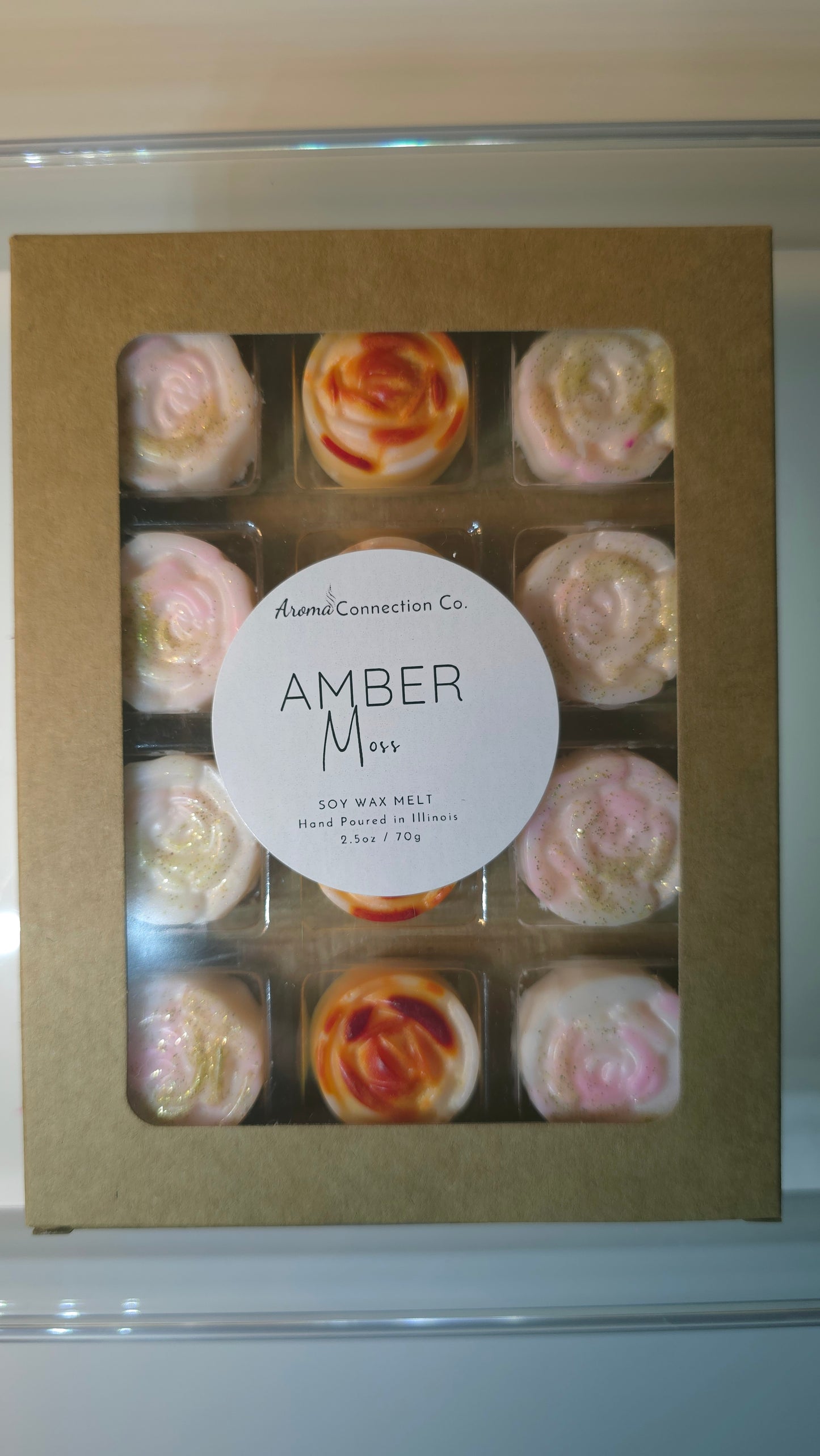 AMBER MOSS - The scent is rich, earthy, and musky with sweet, spicy undertones.